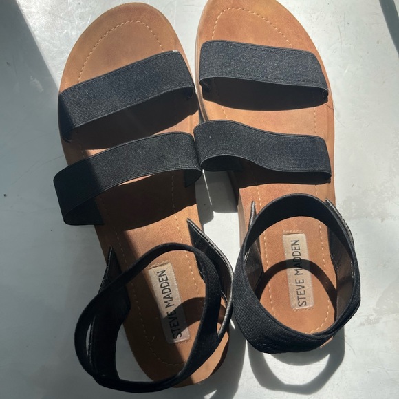 Size 8, Steve Madden black strap sandals - Picture 3 of 6